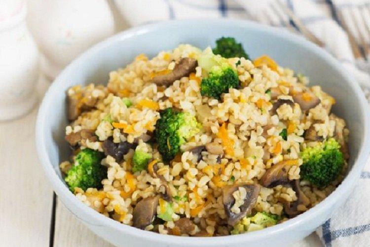 Пшеничная каша с брокколи и грибами