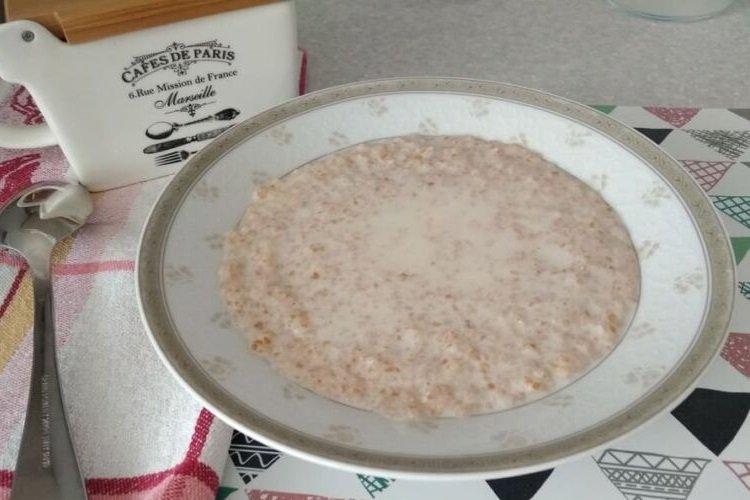 Жидкая пшеничная каша на молоке