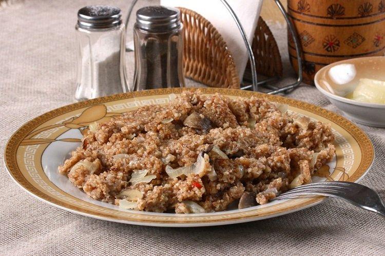 Пшеничная каша с грибами и луком