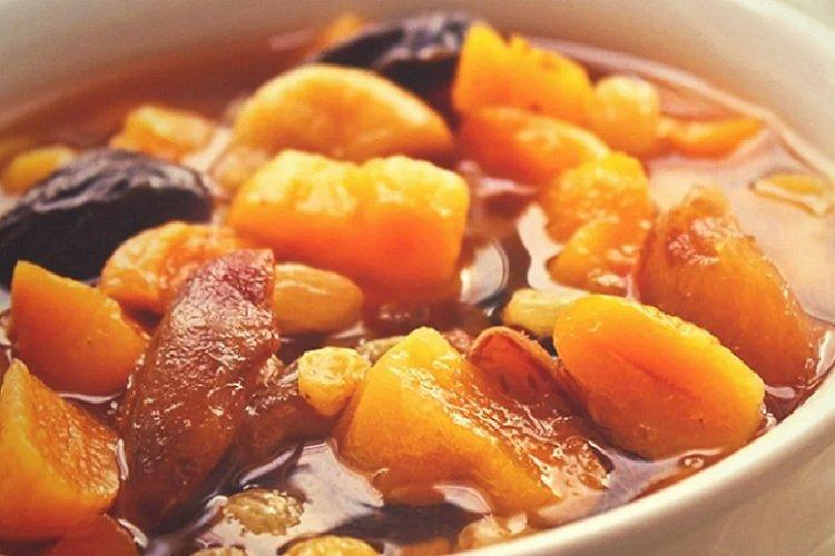 Компот с сухофруктами, корицей и цедрой апельсина