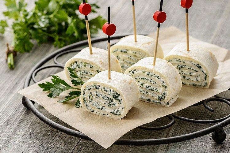 Лаваш с творогом, зеленью и чесноком