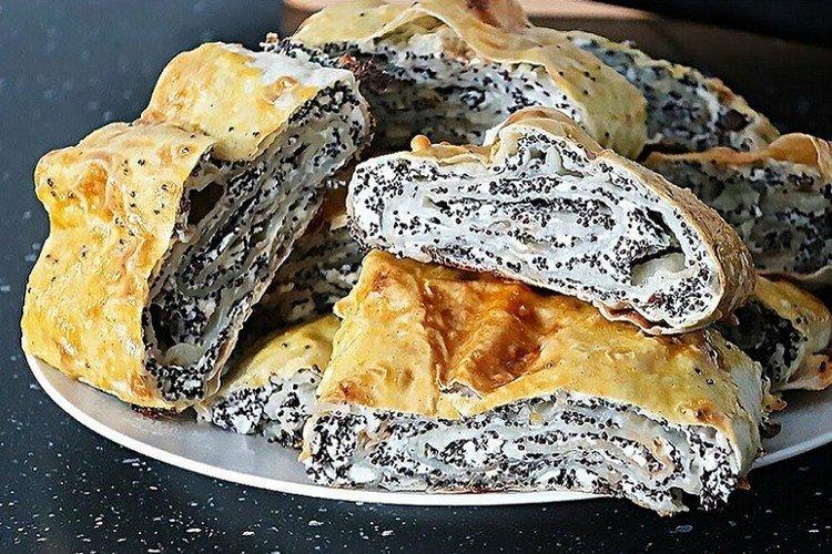 Лаваш с творогом, маком и яблоками