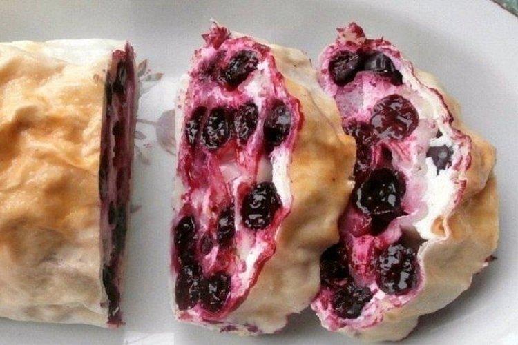 Лаваш с начинкой из творога и вишни