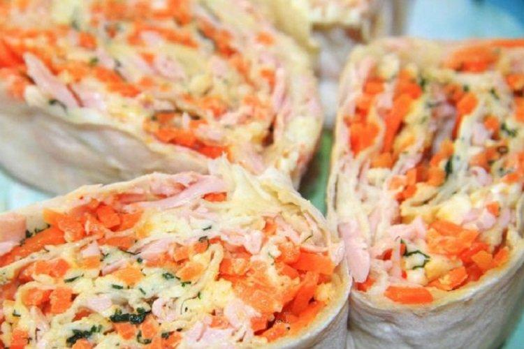 Лаваш с начинкой из моркови по-корейски, сыра и колбасы