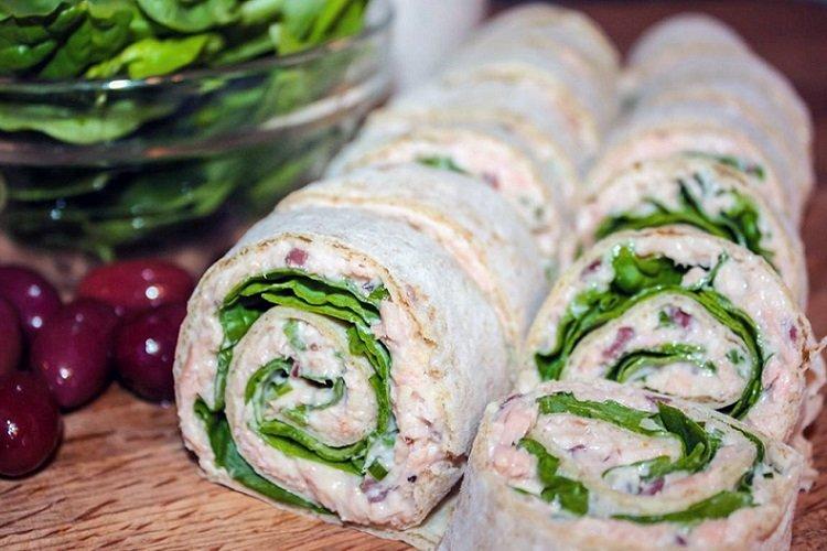 Лаваш с начинкой из курицы, плавленого сыра и шпината