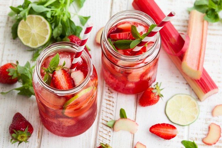 Компот из ревеня, клубники и лайма