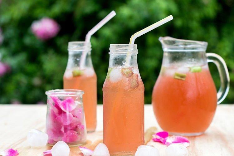 Компот из ревеня и чайной розы