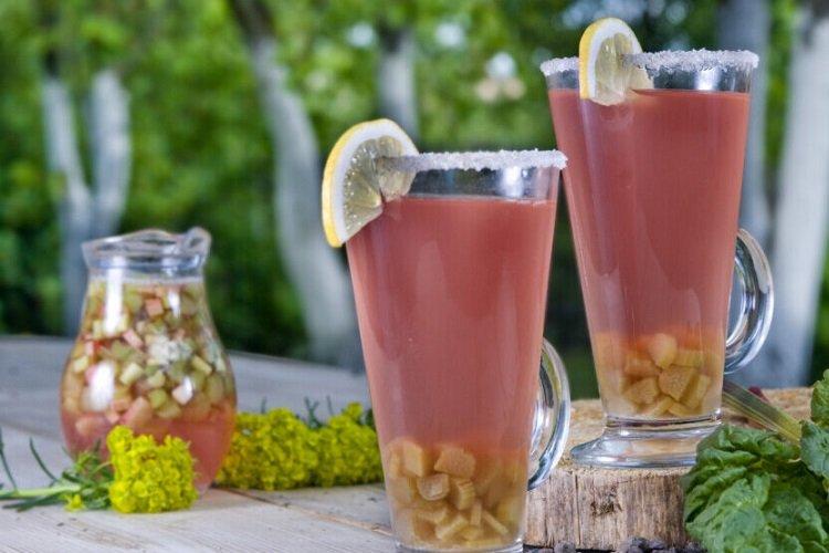 Компот из ревеня с лимоном и липой