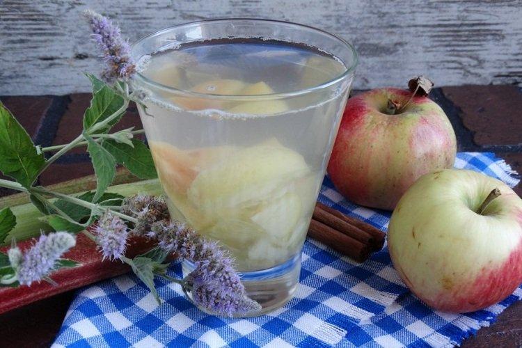 Компот из ревеня и яблок