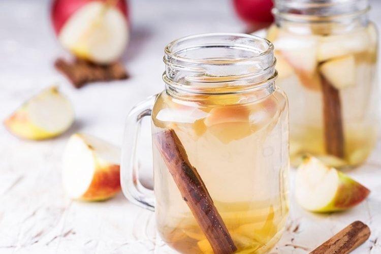 Компот с ревенем, яблоками и корицей