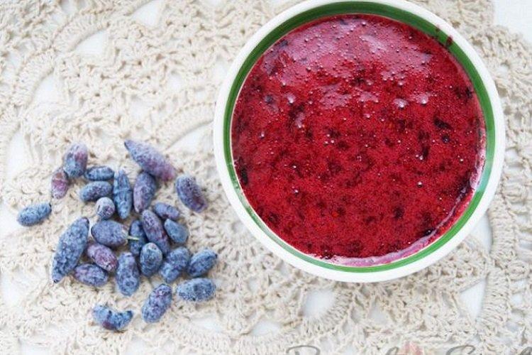 Сырое варенье из жимолости