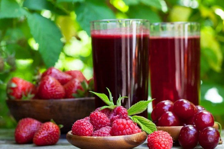 Компот из клубники, вишни и малины