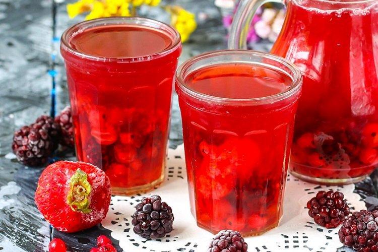 Компот с клубникой, смородиной и ежевикой