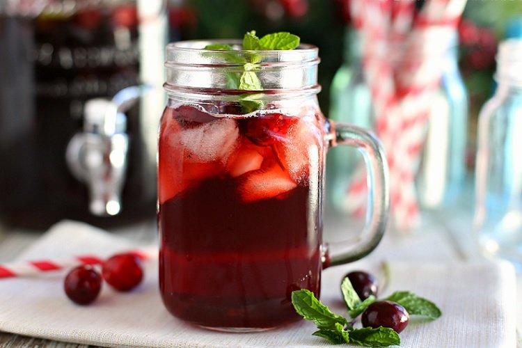 Компот из клубники, имбиря и мяты