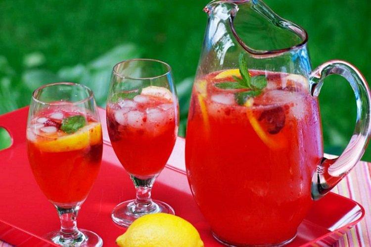 Компот с клубникой и лимоном