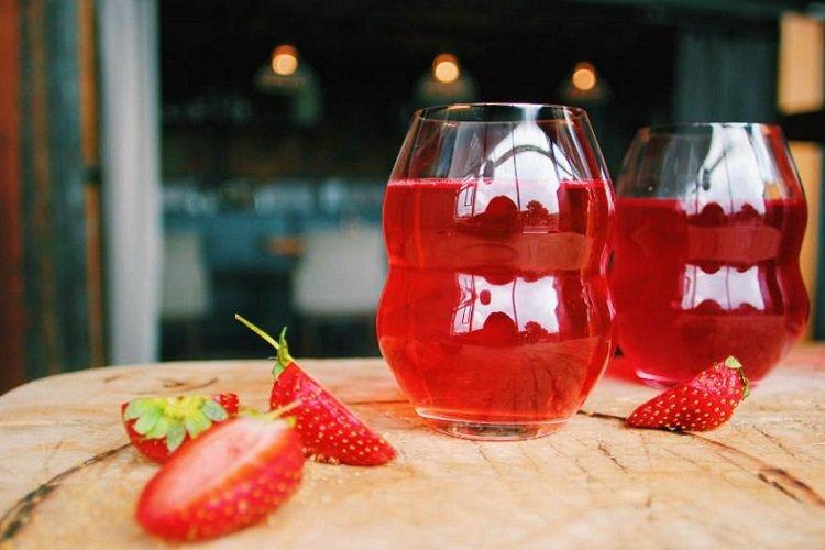 Компот из клубники с корицей