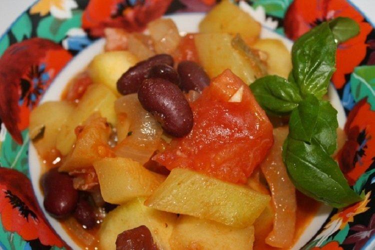 Тушеные кабачки с фасолью