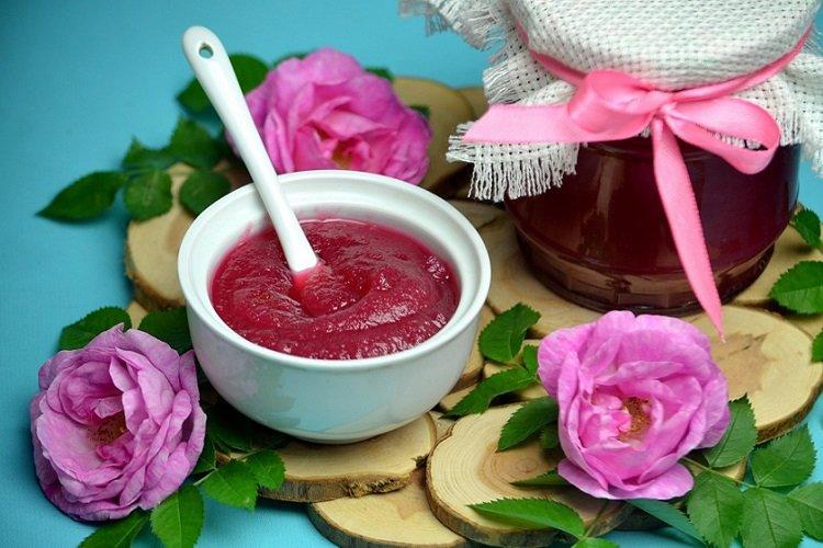 Густое варенье с лепестками роз, яблоком и лимоном