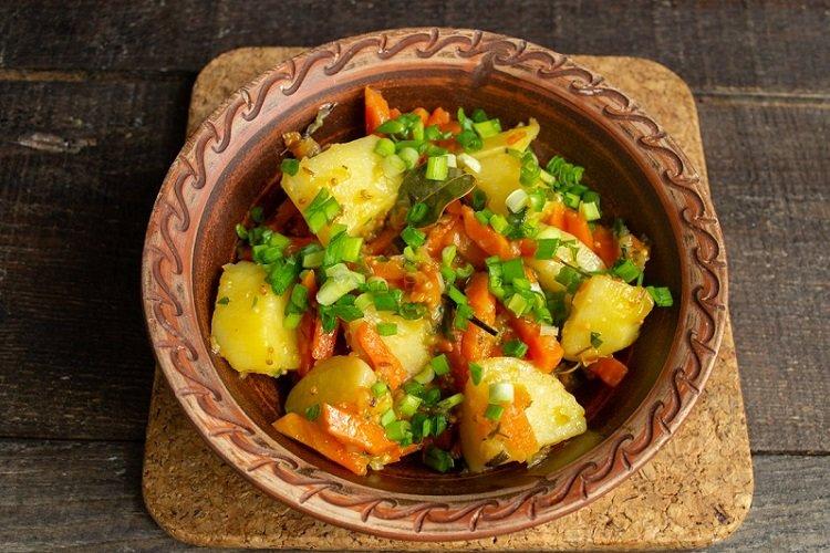 Тушеная картошка с луком и морковью