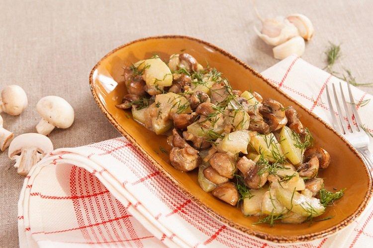 Картошка с шампиньонами, тушенная в мультиварке