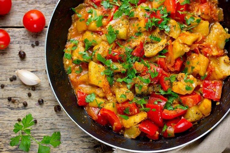 Тушеный картофель с помидорами и сладким перцем