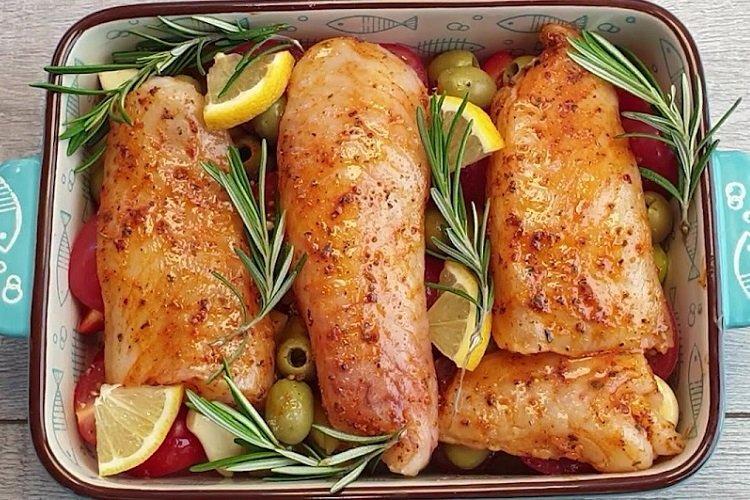 Семга, запеченная с оливками, лимоном и розмарином