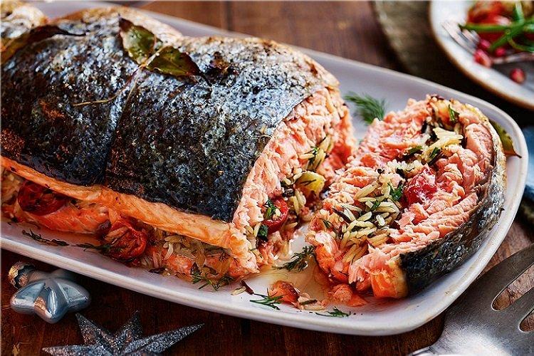 Красная рыба с рисом в духовке