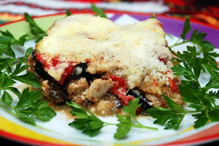 Красная рыба, запеченная с баклажанами и сыром