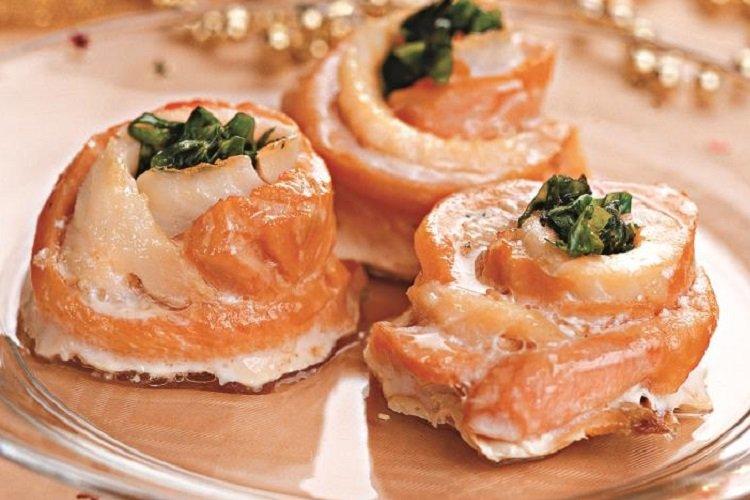 Рулетики из красной рыбы в духовке
