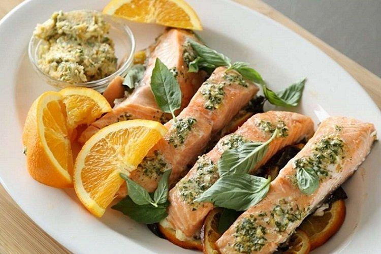 Красная рыба, запеченная с апельсинами, чесноком и мятой