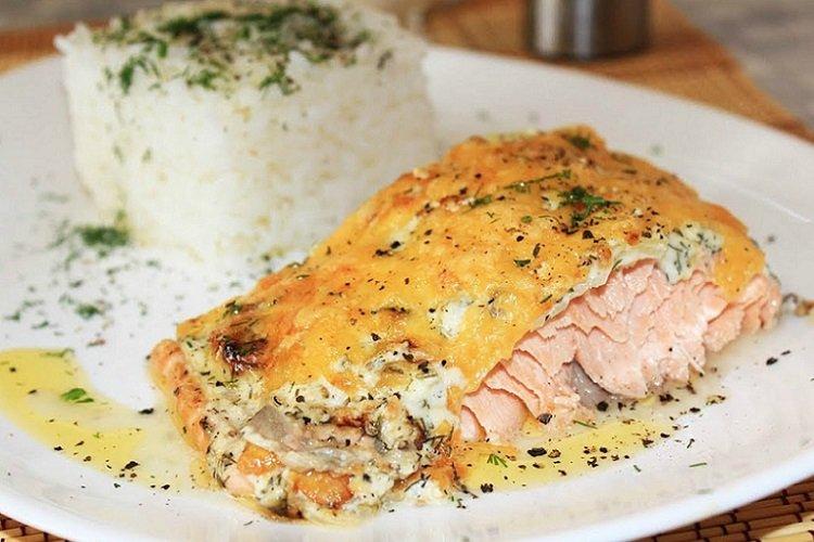 Красная рыба, запеченная с майонезом