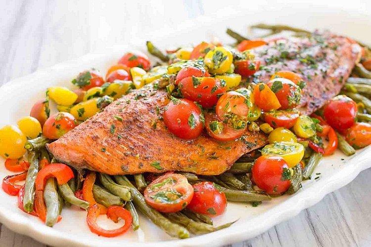 Красная рыба с овощами в духовке