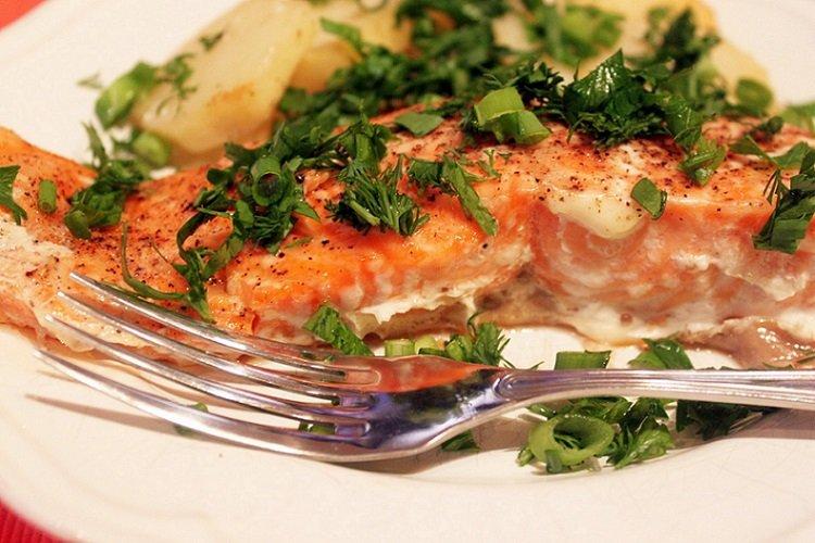 Красная рыба на луковой подушке в духовке