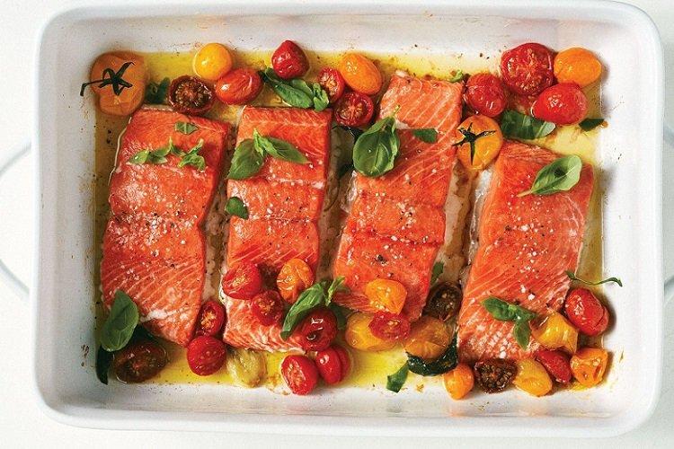 Красная рыба с помидорами черри и базиликом в духовке