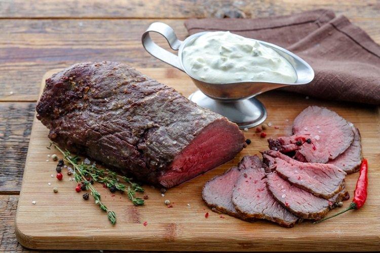 Ростбиф из говядины с ароматным соусом
