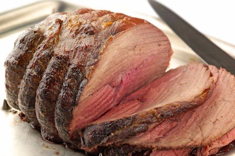 Ростбиф из говядины с луком