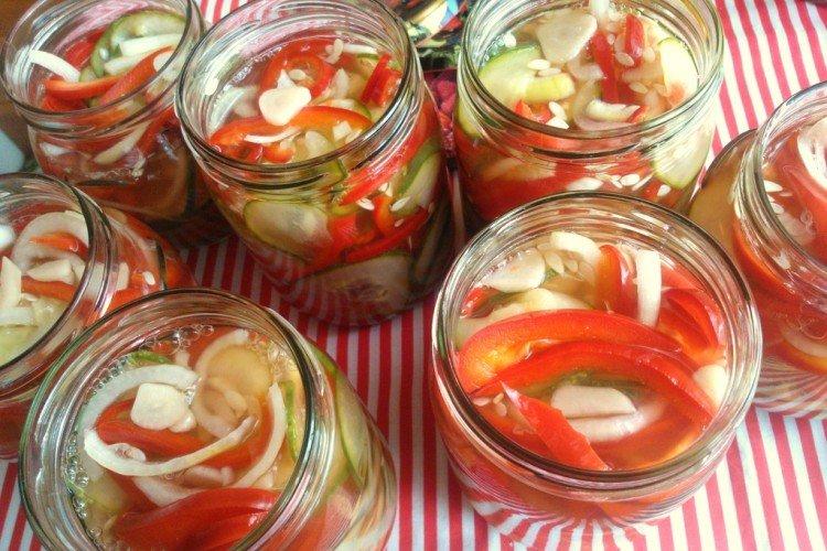 Салат на зиму из огурцов с перцем