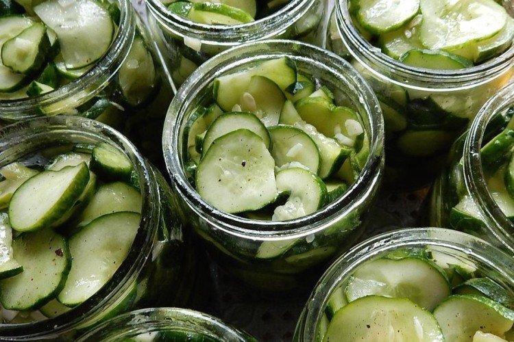 Салат с огурцами и чесноком