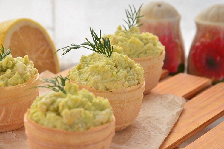 Тарталетки с начинкой из авокадо и яйца