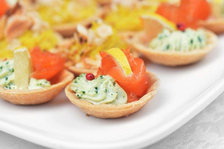 Тарталетки с лососем и мякотью авокадо