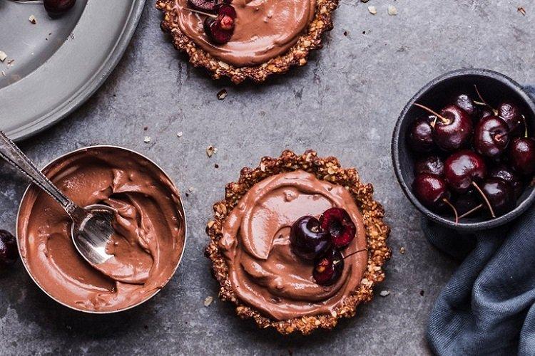 Тарталетки с вишней и шоколадом