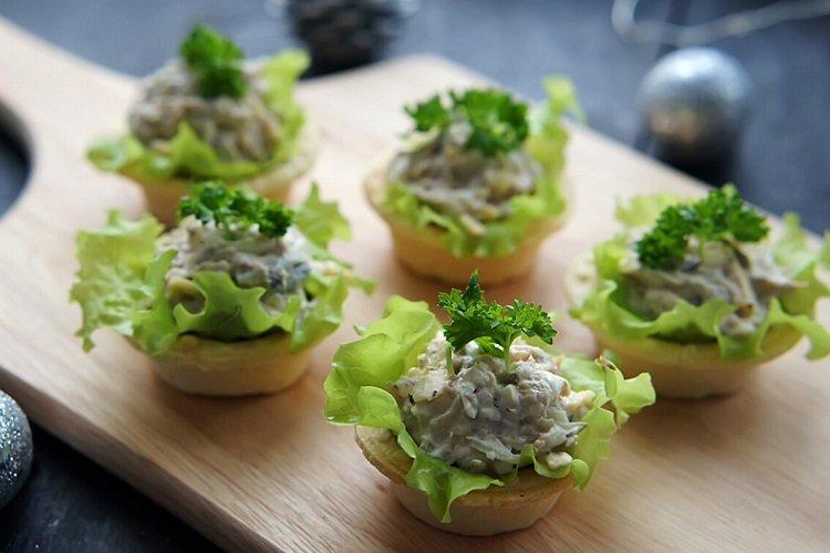 Тарталетки с консервированным тунцом