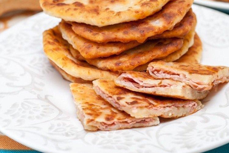 Жареные лепешки с ветчиной
