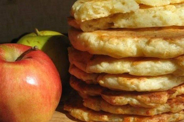 Лепешки с яблоком и корицей на сковороде