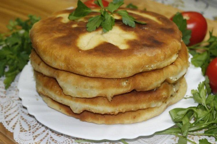 Жареные лепешки на кефире со сливочным маслом