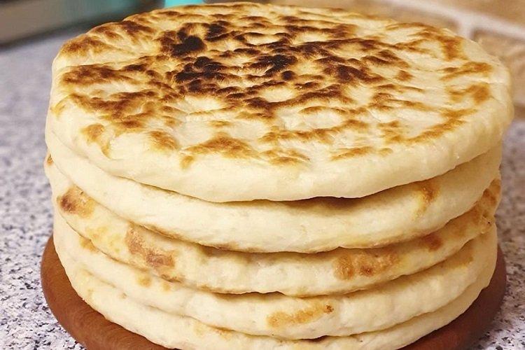 Лепешки из пшеничной и рисовой муки на сковороде