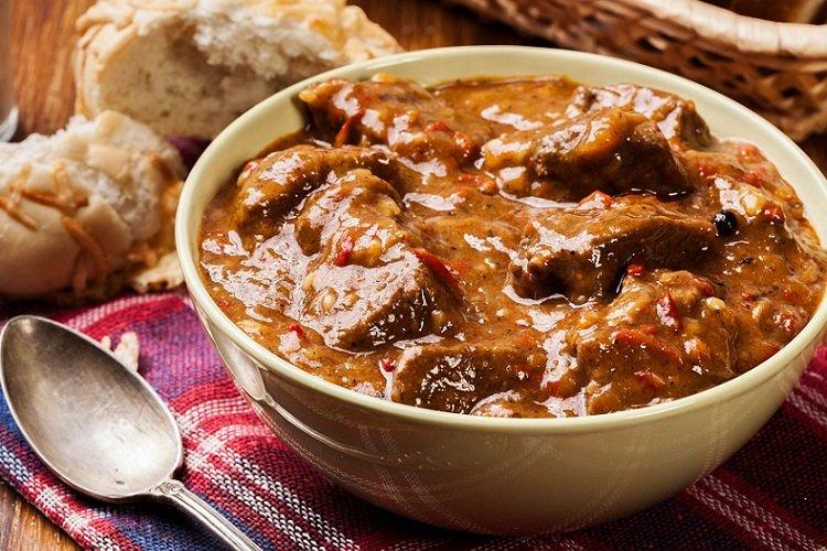 Свинина, тушенная в густой подливе