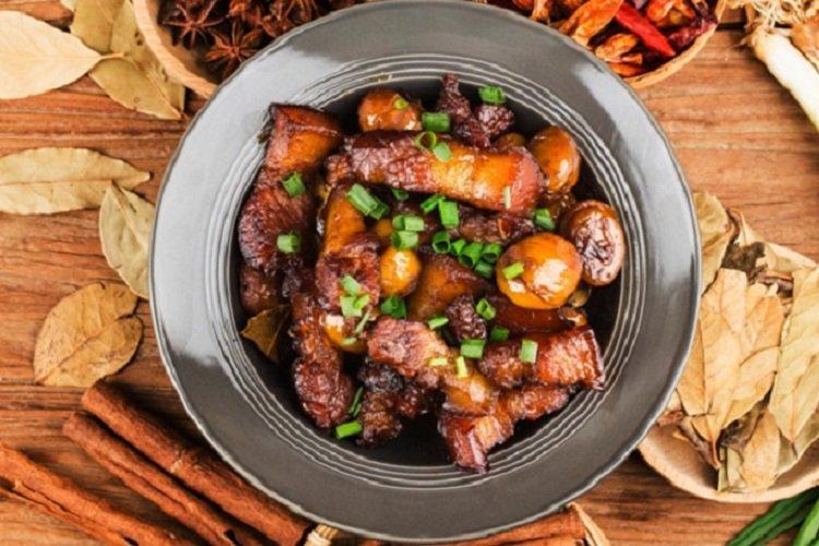 Тушеная свинина с каштанами