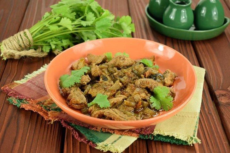 Тушеная свинина с солеными огурцами