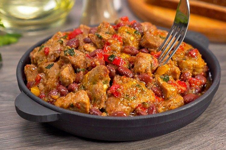 Свинина, тушенная с фасолью